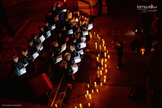 Koncert w ciemnościach Chór Artis Gaudium śpiewa w ciemnościach, Kościół Zbawiciela – Tomaszów Mazowiecki
