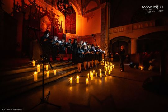 Koncert w ciemnościach Chór Artis Gaudium śpiewa w ciemnościach, Kościół Zbawiciela – Tomaszów Mazowiecki
