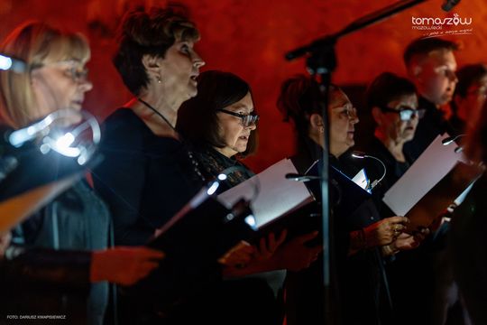 Koncert w ciemnościach Chór Artis Gaudium śpiewa w ciemnościach, Kościół Zbawiciela – Tomaszów Mazowiecki