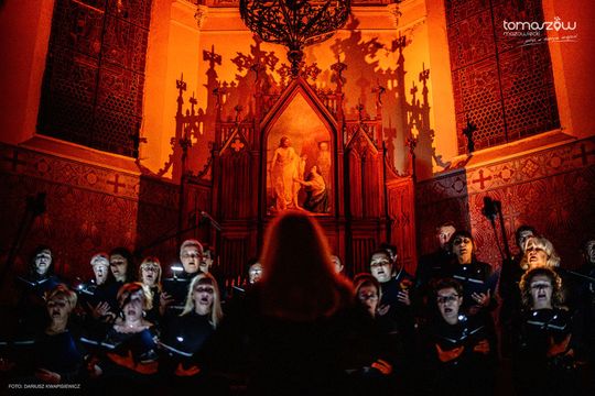 Koncert w ciemnościach Chór Artis Gaudium śpiewa w ciemnościach, Kościół Zbawiciela – Tomaszów Mazowiecki