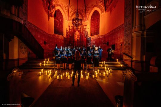 Koncert w ciemnościach Chór Artis Gaudium śpiewa w ciemnościach, Kościół Zbawiciela – Tomaszów Mazowiecki