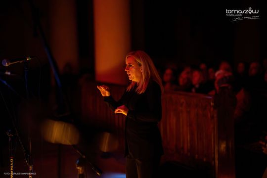 Koncert w ciemnościach Chór Artis Gaudium śpiewa w ciemnościach, Kościół Zbawiciela – Tomaszów Mazowiecki