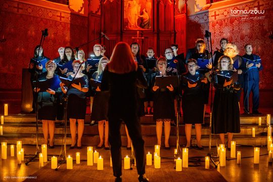 Koncert w ciemnościach Chór Artis Gaudium śpiewa w ciemnościach, Kościół Zbawiciela – Tomaszów Mazowiecki
