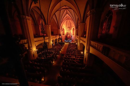 Koncert w ciemnościach Chór Artis Gaudium śpiewa w ciemnościach, Kościół Zbawiciela – Tomaszów Mazowiecki