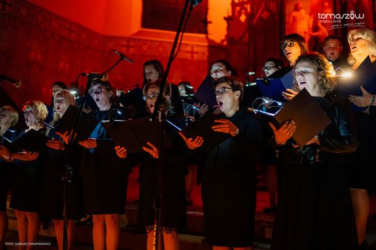 Koncert w ciemnościach Chór Artis Gaudium śpiewa w ciemnościach, Kościół Zbawiciela – Tomaszów Mazowiecki