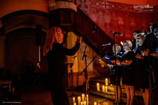 Koncert w ciemnościach Chór Artis Gaudium śpiewa w ciemnościach, Kościół Zbawiciela – Tomaszów Mazowiecki