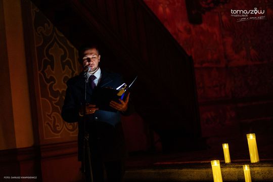 Koncert w ciemnościach Chór Artis Gaudium śpiewa w ciemnościach, Kościół Zbawiciela – Tomaszów Mazowiecki