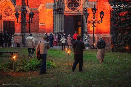 Koncert w ciemnościach Chór Artis Gaudium śpiewa w ciemnościach, Kościół Zbawiciela – Tomaszów Mazowiecki