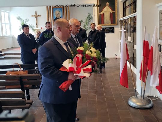 Delegacja składa kwiaty w Kaplicy Pamięci Narodowej w Tomaszowie Mazowieckim podczas obchodów 86. rocznicy Polskiego Państwa Podziemnego, 29.09.2025.