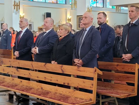 Uczestnicy mszy w kościele pw. NMP Królowej Polski podczas obchodów 86. rocznicy Polskiego Państwa Podziemnego.