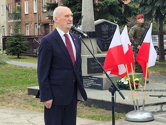 Przemówienie przy Grobie Nieznanego Żołnierza w Tomaszowie Mazowieckim; obok widoczne biało-czerwone flagi.