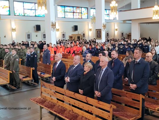 Uczestnicy uroczystości rocznicowych wypełniają kościół; widoczna młodzież klas mundurowych i służby.