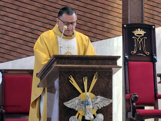 Kapłan przy ambonie wygłasza homilię w czasie mszy upamiętniającej Polskie Państwo Podziemne.