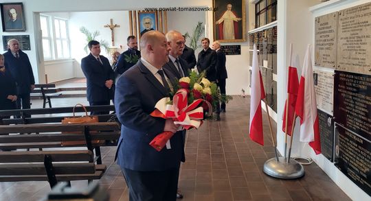 Delegacja składa kwiaty w Kaplicy Pamięci Narodowej w Tomaszowie Mazowieckim podczas obchodów 86. rocznicy Polskiego Państwa Podziemnego, 29.09.2025.