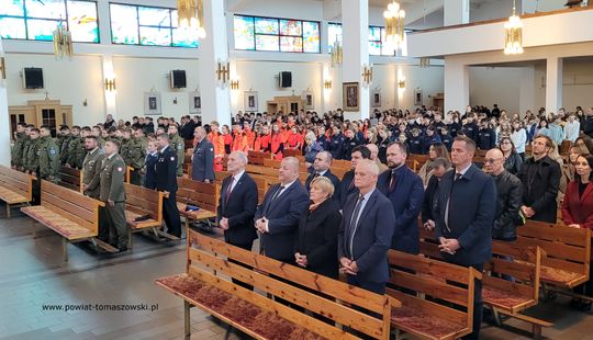 Uczestnicy uroczystości rocznicowych wypełniają kościół; widoczna młodzież klas mundurowych i służby.