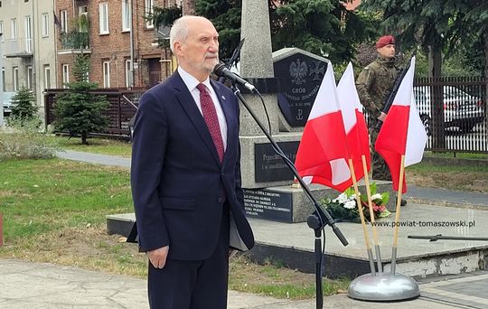 Przemówienie przy Grobie Nieznanego Żołnierza w Tomaszowie Mazowieckim; obok widoczne biało-czerwone flagi.