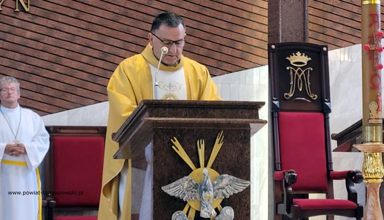 Kapłan przy ambonie wygłasza homilię w czasie mszy upamiętniającej Polskie Państwo Podziemne.