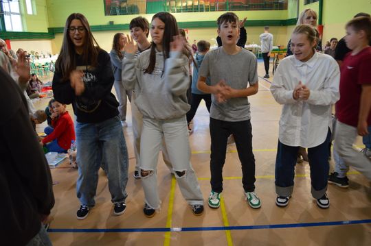 Odłóż telefon, włącz relacje — SP 6 przeciw przemocy rówieśniczej