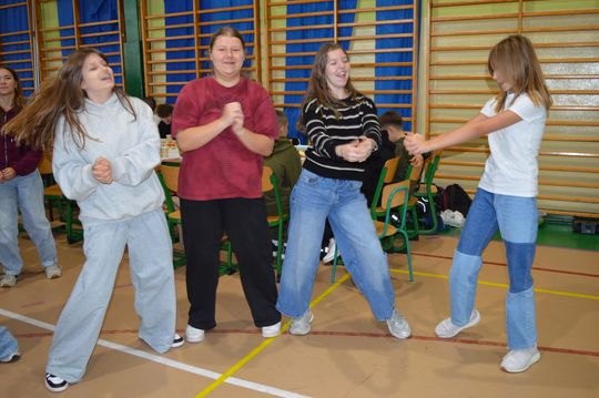 Odłóż telefon, włącz relacje — SP 6 przeciw przemocy rówieśniczej