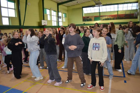 Odłóż telefon, włącz relacje — SP 6 przeciw przemocy rówieśniczej