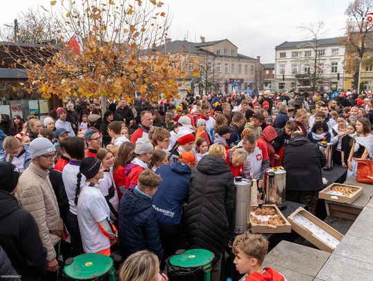 Morze biało-czerwonych barw na Tomaszowskim Biegu Niepodległości Morze biało-czerwonych barw na Tomaszowskim Biegu Niepodległości