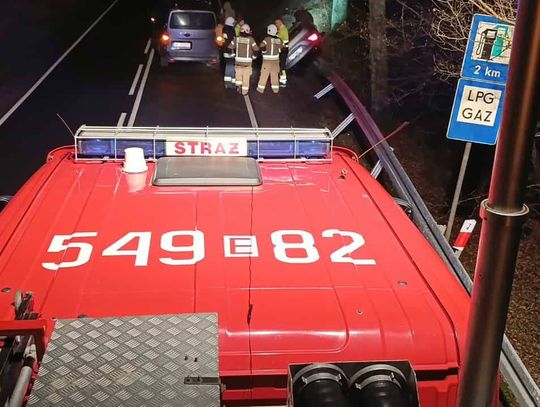 Kolizja na drodze krajowej nr 48. Jeden z pojazdów dachował Kolizja na drodze krajowej nr 48. Jeden z pojazdów dachował