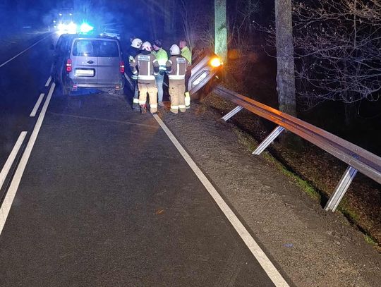 Kolizja na drodze krajowej nr 48. Jeden z pojazdów dachował Kolizja na drodze krajowej nr 48. Jeden z pojazdów dachował