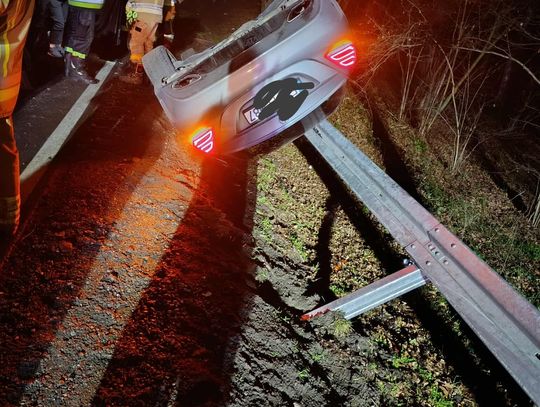 Kolizja na drodze krajowej nr 48. Jeden z pojazdów dachował Kolizja na drodze krajowej nr 48. Jeden z pojazdów dachował