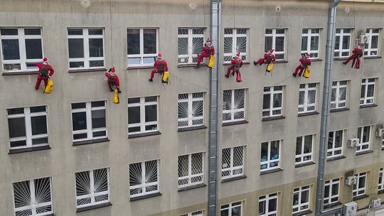 „Mikołaj na dachu” – kiedy magia świąt zjeżdża na linach prosto do szpitalnego okna „Mikołaj na dachu” – kiedy magia świąt zjeżdża na linach prosto do szpitalnego okna