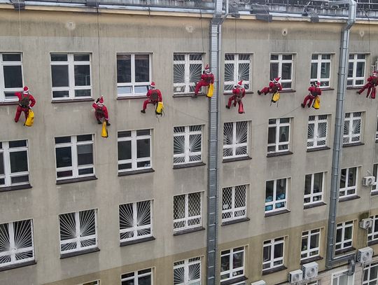 „Mikołaj na dachu” – kiedy magia świąt zjeżdża na linach prosto do szpitalnego okna „Mikołaj na dachu” – kiedy magia świąt zjeżdża na linach prosto do szpitalnego okna