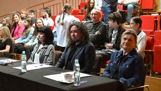 Przedwojenna elegancja spotkała młode głosy. Tomaszów zaśpiewał Fogga