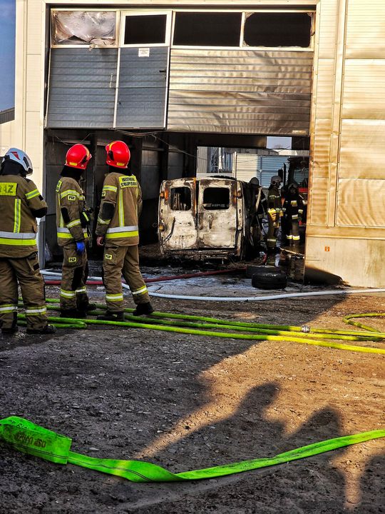 Tragiczny pożar hali w Olszowej. Nie żyje 48-letni mężczyzna