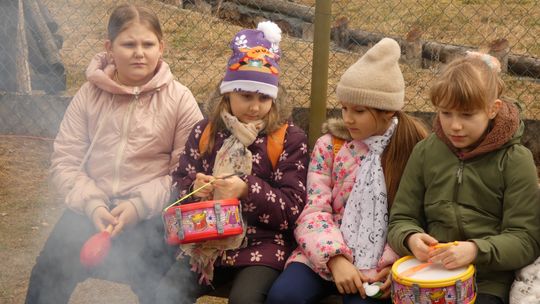 W Skansenie Rzeki Pilicy pożegnali zimę. Były Marzanny, wiersze i wiosenny pochód