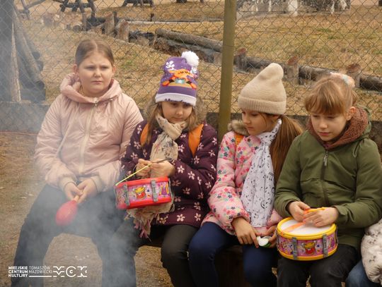 W Skansenie Rzeki Pilicy pożegnali zimę. Były Marzanny, wiersze i wiosenny pochód