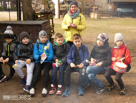 W Skansenie Rzeki Pilicy pożegnali zimę. Były Marzanny, wiersze i wiosenny pochód