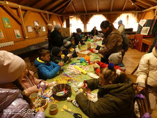 W Skansenie Rzeki Pilicy pożegnali zimę. Były Marzanny, wiersze i wiosenny pochód
