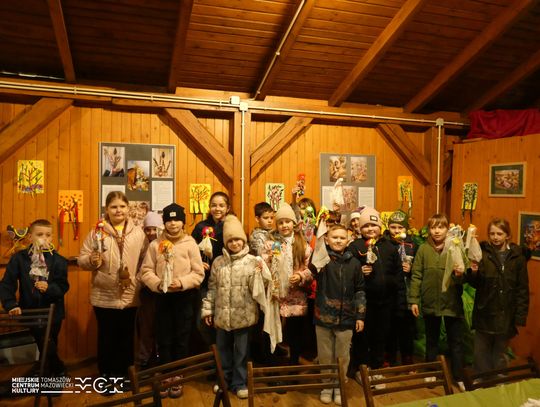 W Skansenie Rzeki Pilicy pożegnali zimę. Były Marzanny, wiersze i wiosenny pochód