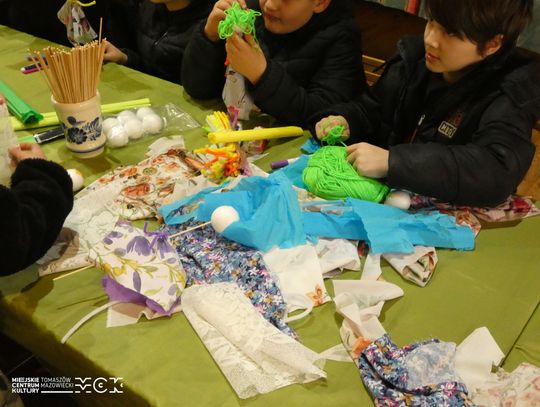 W Skansenie Rzeki Pilicy pożegnali zimę. Były Marzanny, wiersze i wiosenny pochód