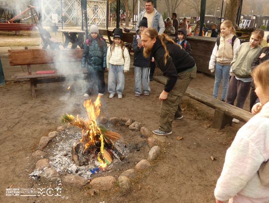 W Skansenie Rzeki Pilicy pożegnali zimę. Były Marzanny, wiersze i wiosenny pochód