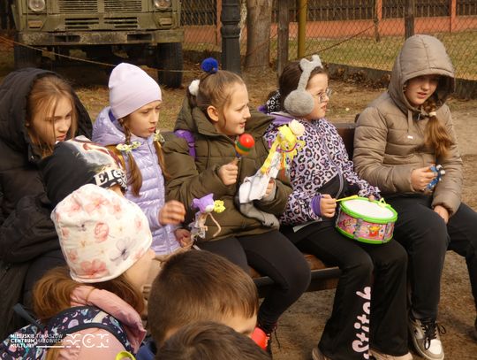 W Skansenie Rzeki Pilicy pożegnali zimę. Były Marzanny, wiersze i wiosenny pochód