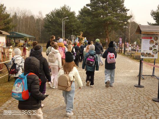 W Skansenie Rzeki Pilicy pożegnali zimę. Były Marzanny, wiersze i wiosenny pochód