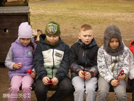 W Skansenie Rzeki Pilicy pożegnali zimę. Były Marzanny, wiersze i wiosenny pochód