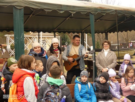W Skansenie Rzeki Pilicy pożegnali zimę. Były Marzanny, wiersze i wiosenny pochód