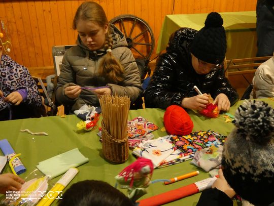 W Skansenie Rzeki Pilicy pożegnali zimę. Były Marzanny, wiersze i wiosenny pochód