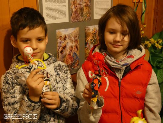 W Skansenie Rzeki Pilicy pożegnali zimę. Były Marzanny, wiersze i wiosenny pochód