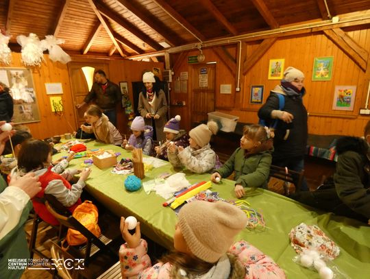 W Skansenie Rzeki Pilicy pożegnali zimę. Były Marzanny, wiersze i wiosenny pochód