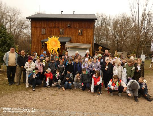 W Skansenie Rzeki Pilicy pożegnali zimę. Były Marzanny, wiersze i wiosenny pochód