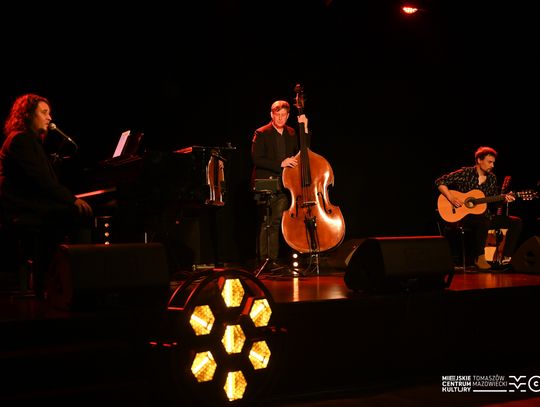 XIX Tomaszowskie Teatralia rozpoczęte. Nastrojowy wieczór pełen muzyki i poezji