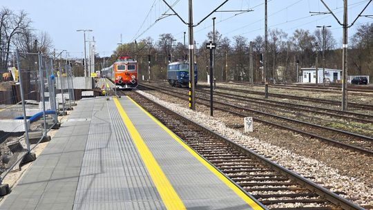„Nieśpieszny” wtoczył się do Tomaszowa. Podróż, która pachnie oranżadą i smalcem