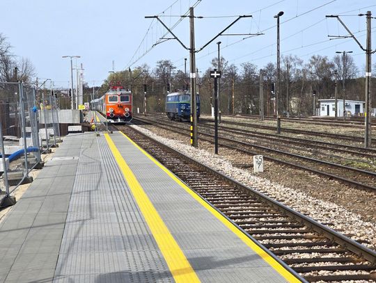 „Nieśpieszny” wtoczył się do Tomaszowa. Podróż, która pachnie oranżadą i smalcem „Nieśpieszny” wtoczył się do Tomaszowa. Podróż, która pachnie oranżadą i smalcem